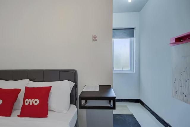 Super Oyo Capital O 3198 Sukomanunggal Inn Surabaia Exterior foto