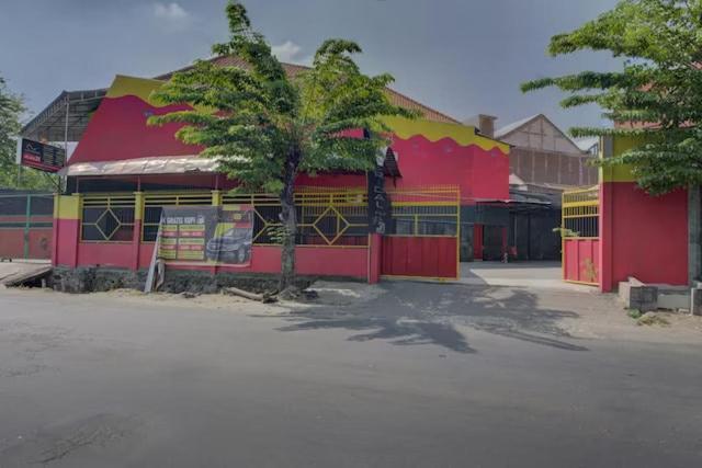 Super Oyo Capital O 3198 Sukomanunggal Inn Surabaia Exterior foto