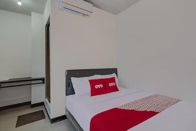 Super Oyo Capital O 3198 Sukomanunggal Inn Surabaia Exterior foto