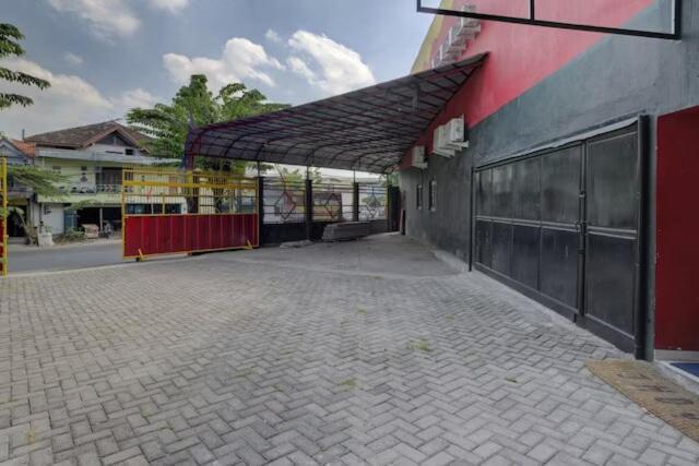 Super Oyo Capital O 3198 Sukomanunggal Inn Surabaia Exterior foto